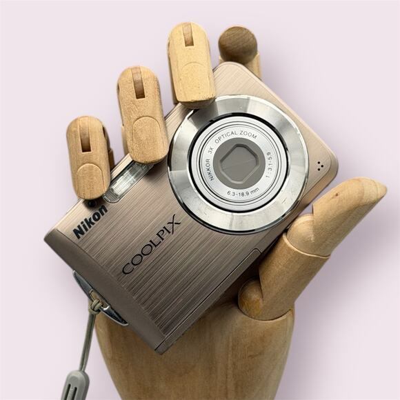 Nikon Coolpix S210 Digital Camera | 8MP | Silver - Picture 1 of 5